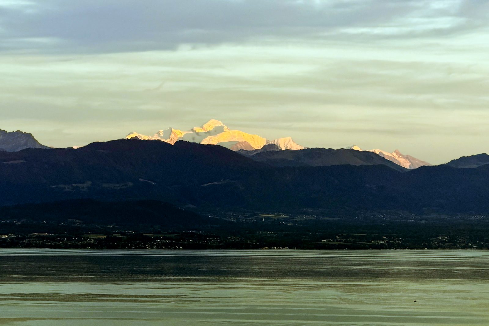 Le massif du Mont-Blanc au lever du jour, vu depuis la rive vaudoise du Léman