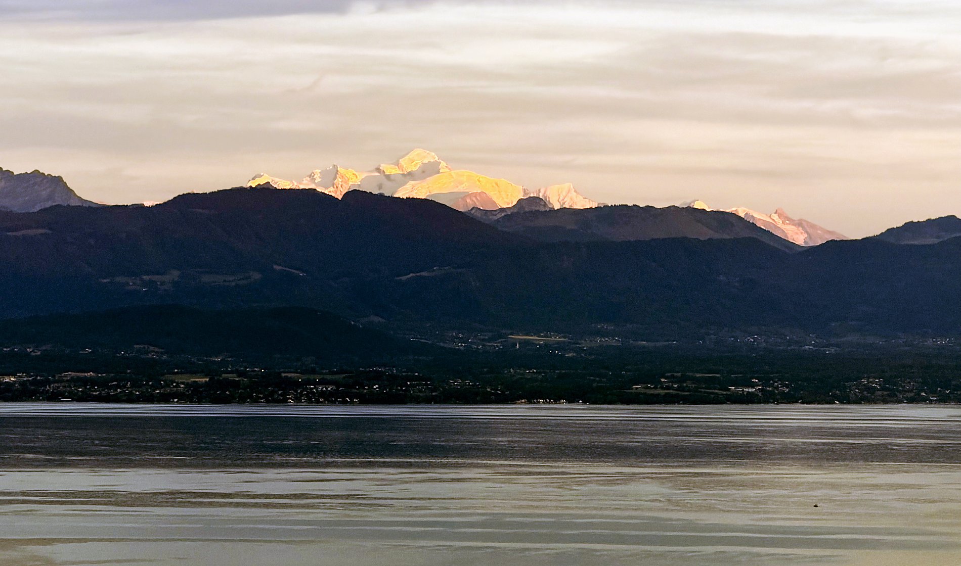 Le massif du Mont-Blanc au lever du jour, au-dessus du Léman